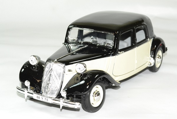 Citroen 15cv 6v 1952 beige noir 1 18 maisto autominiature01 1