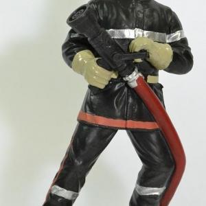 Figurine Jeune Sapeur Pompier avec lance LDV