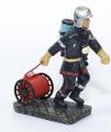 Figurine Sapeur Pompier avec dévidoir de tuyaux