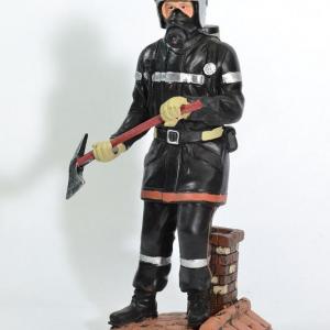 Figurine Sapeur Pompier debout avec hache sur un toit