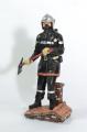 Figurine Sapeur Pompier debout avec hache sur un toit