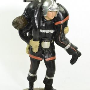Figurine Sapeur Pompier Sauveteur portant un Sapeur Pompier avec ARI