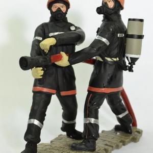 Figurines 2 Jeunes Sapeurs Pompiers avec lance incendie LDV jet horizontal