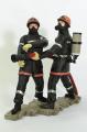 Figurines 2 Jeunes Sapeurs Pompiers avec lance incendie LDV jet horizontal