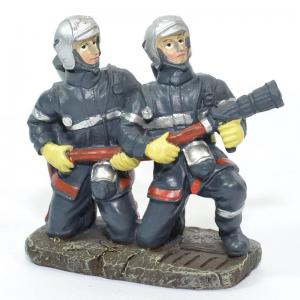 Figurines 2 Sapeurs Pompiers accroupis avec lance LDV