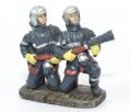 Figurines 2 Sapeurs Pompiers accroupis avec lance LDV