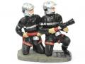 Figurines 2 Sapeurs Pompiers accroupis avec lance incendie LDV