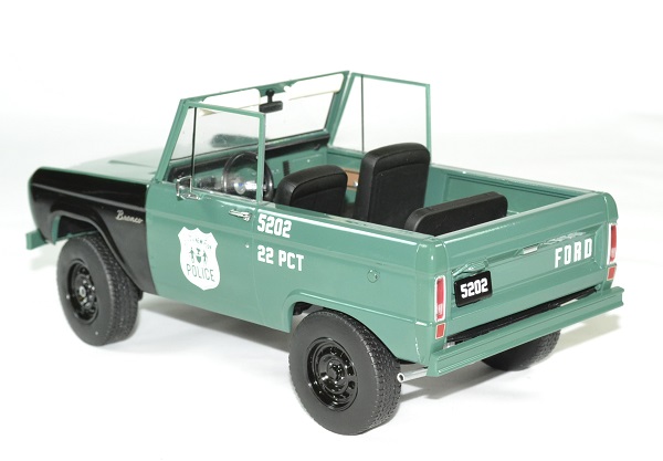 Ford bronco police 1967 nypd 1 18 greenlight autominiature01 2 
