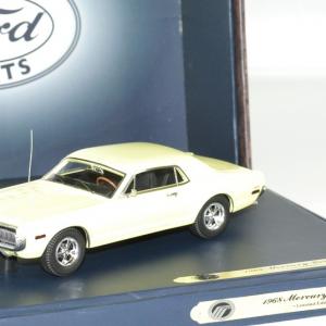 Ford Mercury cougar 1968 jaune dans une boite de présentation