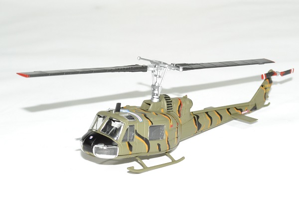 Helicoptere bell uh18 huey 1964 vietnam 1 72 solido autominiature01 1 