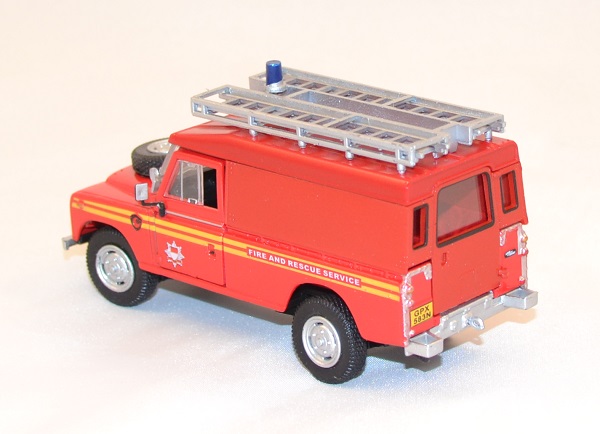 Land rover series 3 109 pompier cararama 1 43 autominiature com 2 