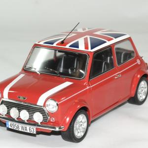 Mini Cooper rouge avec sur le toit