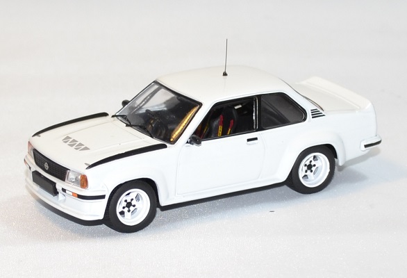 Opel manta 400 rallye 1985 ixo 1 43 autominiature01 1