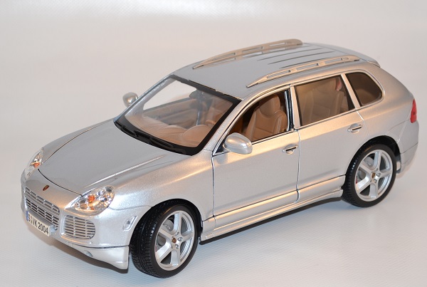 Porsche cayenne turbo exclusive miniature au 1-18 Maisto