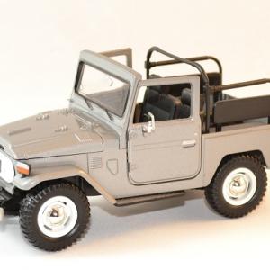 Toyota FJ 40 argent convertible