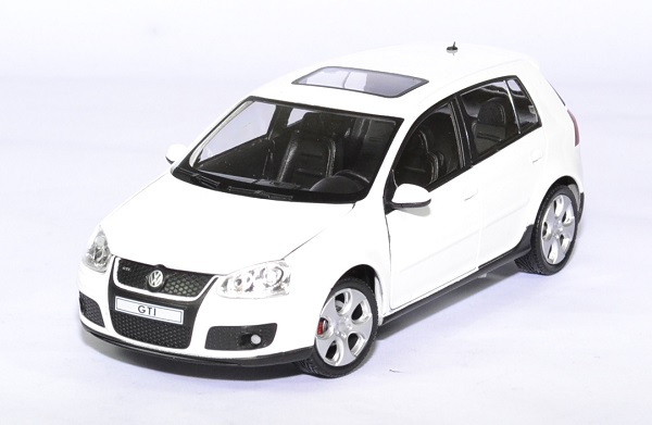 Volkswagen golf V gti blanche miniature Cararama 1/24