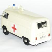 Volkswagen t1 ambulance 1 24 motormax autominiature01 2 